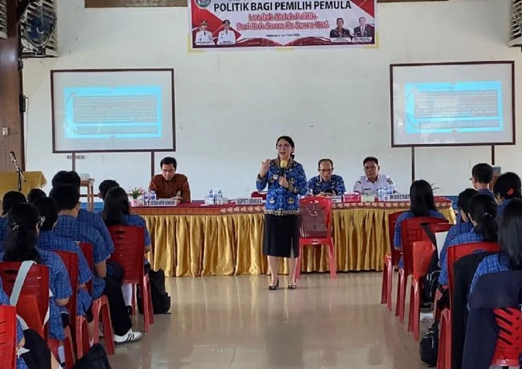 Sasar Pemilu 2029: Bupati Landak dan KPU Gelar Sosialisasi Politik untuk Pemilih Pemula. (FOTO: HENDRI MARCELLENO)