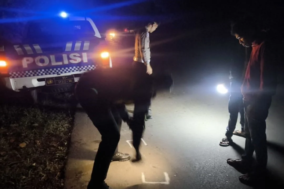 Polisi menandai tempat terjadinya tabrakan mobil yang dikendarai remaja 17 tahun dengan sepeda motor yang dikemudikan pelajar. | Tragis: Pelajar Tewas Akibat Kecelakaan di Jalan Sekadau-Sanggau, Polisi Ingatkan Bahaya Mendahului di Tanjakan. (FOTO: HUMAS