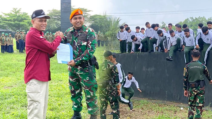 Siswa kelas X SMA Muhammadiyah 1 Pontianak mengikuti pelatihan kepemimpinan bersama Batalyon Komando (Yonko) 466 Komando Pasukan Gerak Cepat (Kopasgat) TNI Angkatan Udara