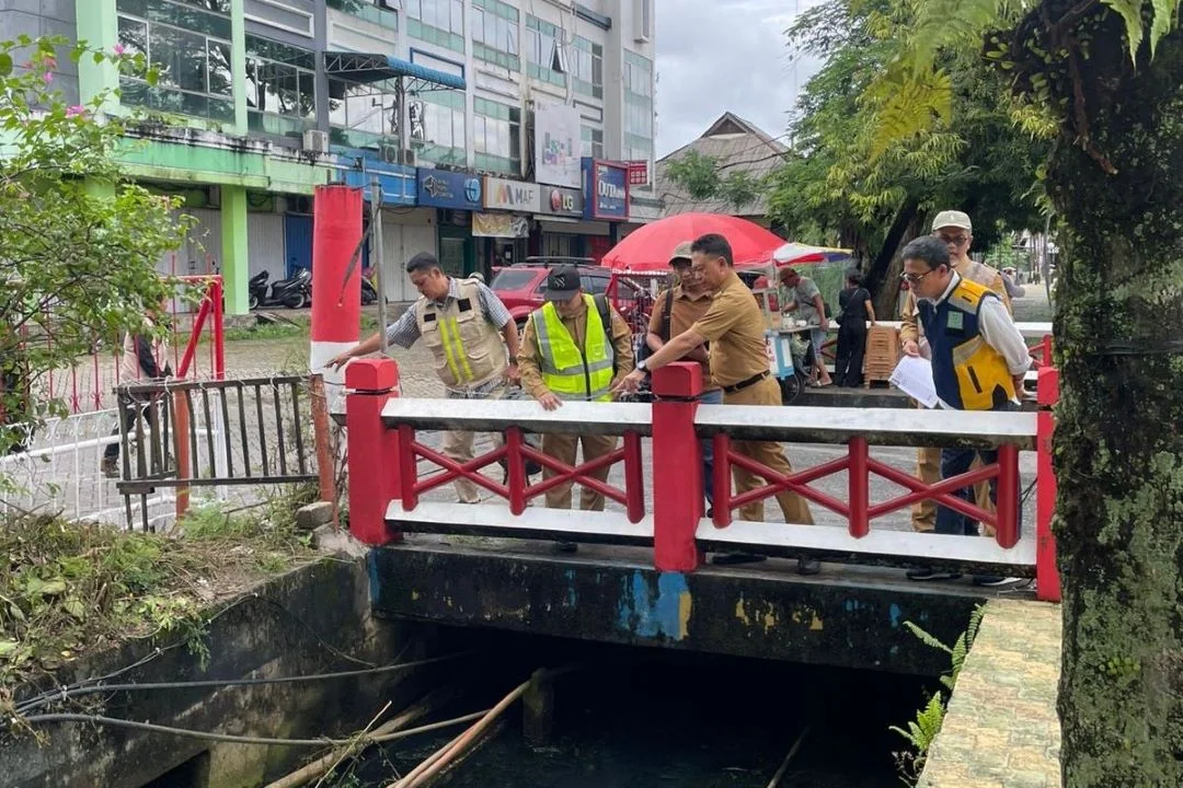 Wali Kota Pontianak Edi Rusdi Kamtono saat meninjau lokasi penataan trotoar. | Proyek Rp5 Miliar: Pembangunan Trotoar Jalan Teuku Umar Pontianak Dikebut, Target Rampung Desember. (FOTO: DISKOMINFO)
