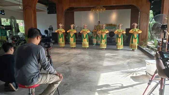 PENDOKUMENTASI - Proses pendokumentasian Tari Sekapur Sirih yang digubah oleh H. Muhammad Yanis Chaniago. Pada perjalananya Tari Sekapur Sirih pernah dipertunjukkan saat menyambut kedatangan Sultan Hamengkubuwono IX, di Pontianak pada 1974.