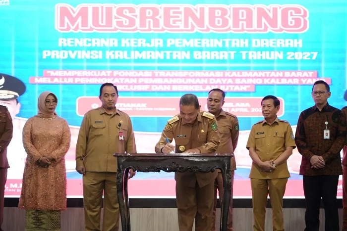 MUSRENBANG - Gubernur Kalimantan Barat Ria Norsan saat menandatangani dokumen rencana pembangunan pada Musrenbang Pemprov Kalbar pada Selasa (21/04/2026)