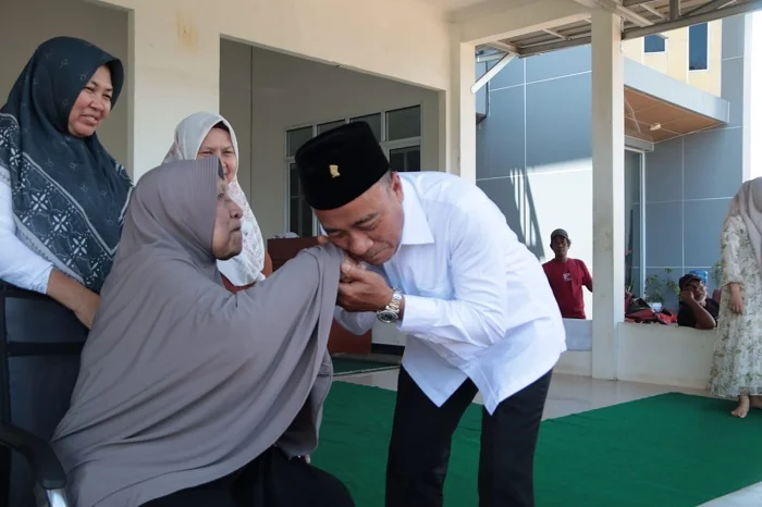 CIUM TANGAN - Wagub Kalimantan Barat Krisantus Kurniawan mencium tangan seorang ibu saat momen penyerahan hewan kurban pada pada Idul Adha 1446 H