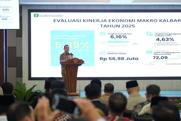 PAPARAN - Gubernur Kalimantan Barat Ria Norsan saat melakukan paparan pada Musrenbang Pemprov Kalbar dalam penyusunan RKPD Tahun 2025 di Gedung Garuda Kantor Gubernur Kalbar, Selasa (21/04/2026)