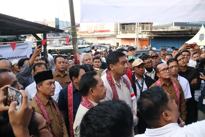TINJAU - Gubernur Kalimantan Barat Ria Norsan bersama menteri PKP, Maruarar Sirait, serta Mendagri Tito Karnavian tinjau penataan kawasan kumuh di Desa Parti Baru, Kabupaten Kubu Raya. Senin (2/3/2026)