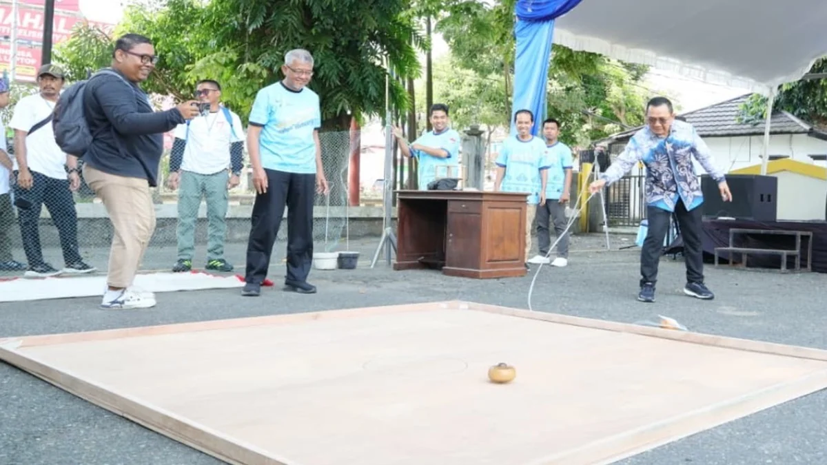 Museum Lambung Mangkurat Banjarbaru gelar Lomba Adu Putar Gasing 2025 untuk melestarikan permainan tradisional khas Banua. Foto: MC Kalsel