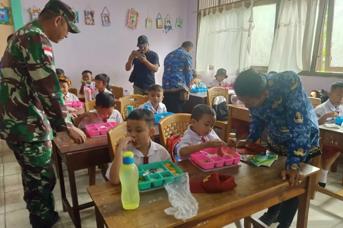 Pelaksanaan program makan bergizi gratis di SDN 09 Rangkang Bengkayang, Kalimatan Barat, Senin (17/2/2025). (ANTARA/int)