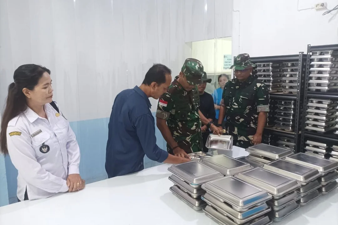 Danrem 121/Abw Pastikan Dapur Program Makan Bergizi Gratis di Landak Berstandar Mutu dan Higienitas Tinggi. (FOTO: HENDRI MARCELLENO)