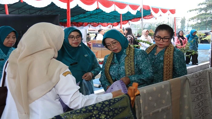 Ketua TP PKK Kalbar Erlina Ria Norsan saat melakukan Monitoring dan Evaluasi (Monev) TP PKK Kabupaten Sambas Tahun 2026 di Sekretariat TP PKK Kabupaten Sambas, Rabu (14/10/2026)