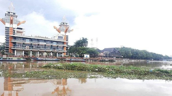 Kondisi-Sungai-Martapura-yang-dipenuhi-sampah-dan-pampangan-eceng-gondok