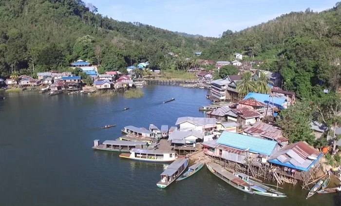 Desa Tiwingan Lama, Lokasi: Pelabuhan kelotok di waduk Riam Kanan, Kecamatan Aranio, Kabupaten Banjar.