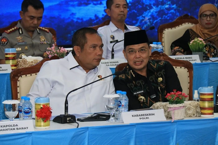 Gubernur Kalbar Ria Norsan berinteraksi dengan Kabareskrim Polri Komjen Asep Safrudin dalam konferensi pers penegakan hukum karhutla bersama Kepala Badan Reserse Kriminal (Kabareskrim) Polri di Balai Kemitraan Polda Kalbar, Kamis (29/10/2026).