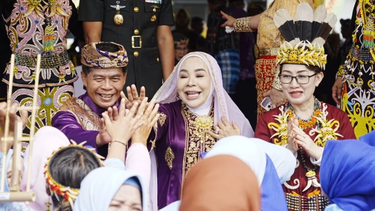 Memperingati HUT ke-13 Provinsi Kalimantan Utara, Gubernur Zainal A. Paliwang menegaskan komitmen mempercepat pembangunan konektivitas di wilayah perbatasan Malinau dan Nunukan, serta memperkuat ekonomi lokal melalui produk unggulan dan UMKM. Foto: dkisp