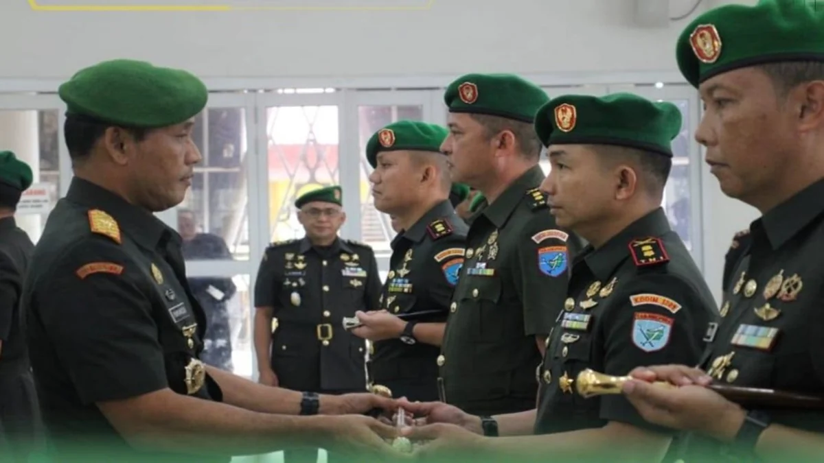 Danrem 121/Abw Brigjen TNI Purnomosidi memimpin sertijab tujuh jabatan strategis di Korem 121/Abw. Rotasi ini disebut sebagai bagian regenerasi dan penguatan organisasi TNI AD.
