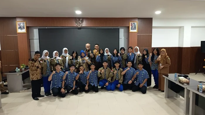 FOTO BERSAMA - Tim LCC SMAN 1 Sambas dan SMAN 1 Pontianak saat berfoto bersama dengan  Pimpinan Badan Sosialisasi Majelis Permusyawaratan Rakyat Republik Indonesia, Abraham Liyanto, serta Plt Sekretaris Jenderal MPR RI, Siti Fauziah di Kantor Dinas Pendid