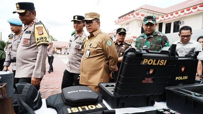 Pj Gubernur Kaltim Akmal Malik saat meninjau kesiapan pelaksanaan pilkada serentak di Kota Bontang. Sepuluh kabupaten dan kota di Kaltim siap (Tribun Kaltim)