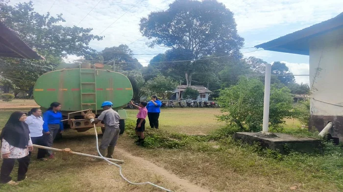 AIR - Warga Desa Randai Kecamatan Marau Kab. Ketapang menerima bantuan air bersih dari PT Cahayanusa Gemilang