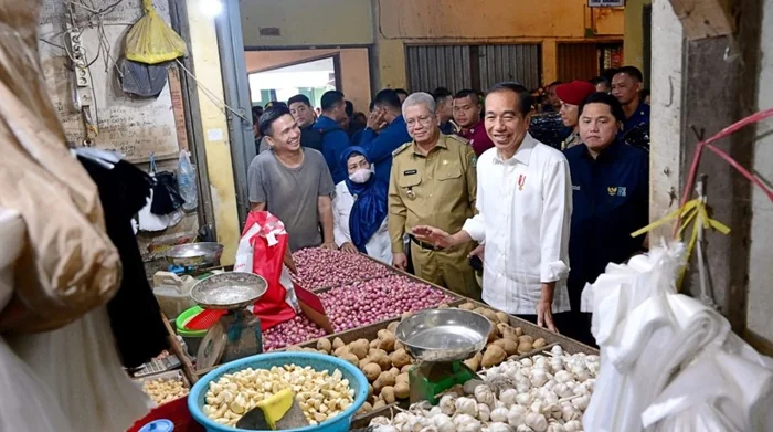 Presiden Joko Widodo mengunjungi Pasar Mawar, Kota Pontianak, Provinsi Kalimantan Barat, pada Selasa, 24 September 2024. Foto: BPMI Setpres/Muchlis Jr.