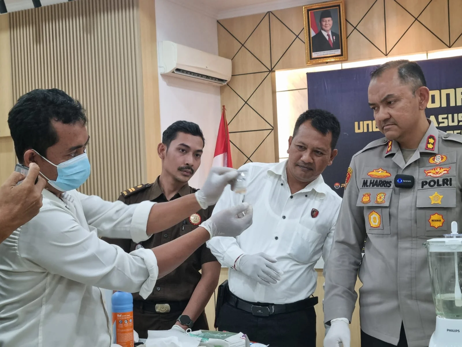 PEMUSNAHAN -Kapolres Ketapang AKBP Muhammad Harris bersama Kasat Narkoba Polres Ketapang saat melaksanakan pemusnahan barang bukti jenis sabu.