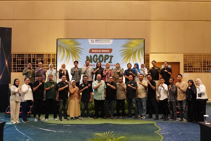 FOTO - Peserta diskusi media bertajuk Ngopi JKN melakukan sesi foto bersama pada Senin (15/6/2026)
