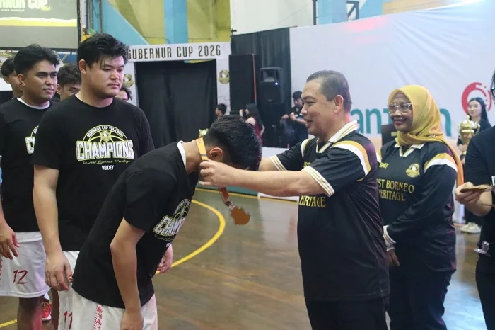MEDALI - Gubernur Kalimantan Barat Ria Norsan saat mengalungkan medali pada juara kompetisi bola basket bergengsi "Gubernur Cup Volume 1 Tahun 2026" dalam acara Closing Ceremony dan Final Party yang berlangsung meriah di Lim Tau Huat Hall, GOR PERBASI Kot