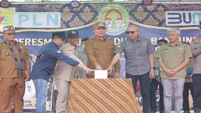 Bupati Kabupaten Ketapang Alexander Wilyo saat meresmikan akses listrik bagi 144 rumah di Dusun Bangunsari dan Dusun Wonosari, Desa Banjarsari, Kecamatan Kendawangan, Selasa (13/10/2026)