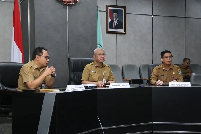 KOORDINASI - Sekda Kalbar Harisson saat mengikuti Rapat Koordinasi (Rakor) Pengendalian Inflasi Nasional secara virtual dari Ruang Data Analisis Kantor Gubernur Kalbar, Senin (16/3/2026).
