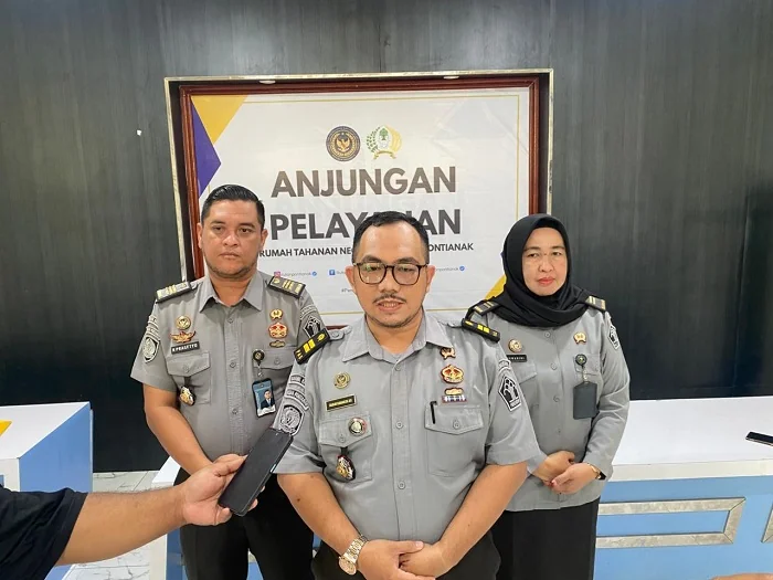 REMISI - Kasubsi Pelayanan Tahanan Rutan Kelas IIA Pontianak, Chairani Ramadan (Tengah), memberikan keterangan kepada awak media di Rutan Kelas IIA Pontianak, Selasa (23/12/2025).