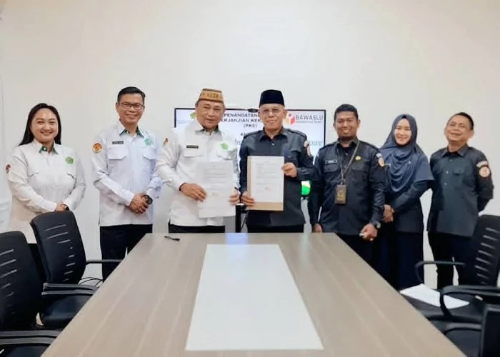 MoU - Ketua Bawaslu Kalbar Mursyid Hidayat bersama Kepala Kanwil Kemenag Kalbar, Muhajirin Yanis saat penandatanganan Nota Kesepahaman (Memorandum of Understanding/MoU) untuk memperkuat koordinasi dan sosialisasi demokrasi di Kantor Kanwil Kemenag Kalbar,