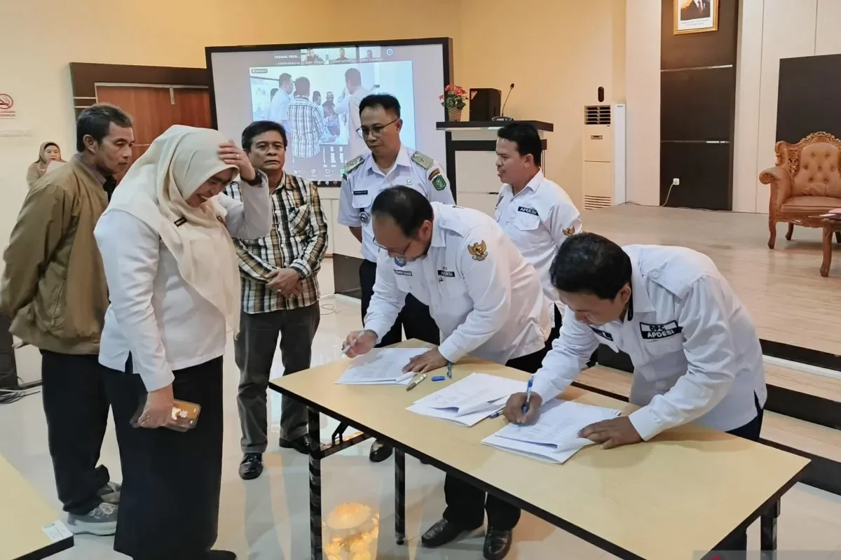 Kegiatan MoU kolaborasi antara Disbunnak Kalbar bersama APDESI di kabupaten di Kalbar tentang peningkatan produksi peternakan melalui desa, di Pontianak (ANTARA)