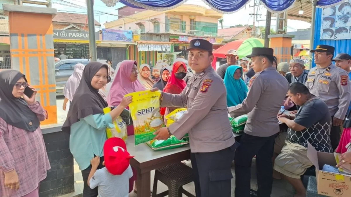 Polresta Samarinda bersama Bulog menggelar operasi pasar murah di Sungai Pinang, menyediakan 300 karung beras harga terjangkau. Foto: Divisi Humas Polri
