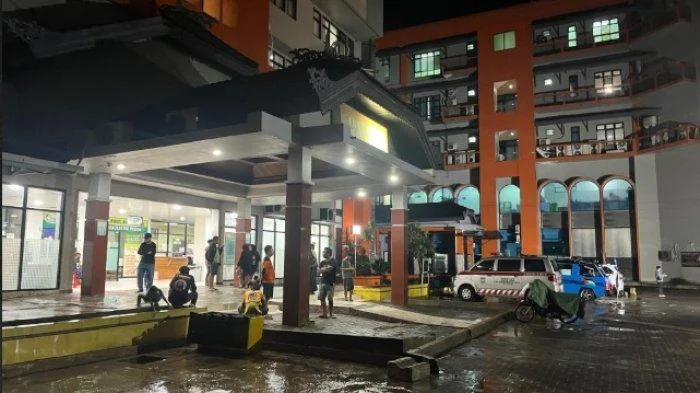 Suasana di depan IGD RSUD Ulin Banjarmasin, tampak sejumlah relawan sedang berada di depan IGD.  Perkelahian diduga terjadi di Jalan Kelayan B. (Tribun)