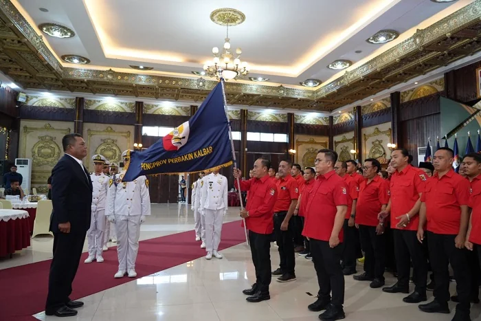 KIBARKAN PATAKA - Wakil Gubernur Kalimantan Barat Krisantus Kurniawan mengibarkan bendera pataka usai resmi dilantikan sebagai Ketua Perbakin Kalbar periode 2026-2030 di Pendopo Gubernur Kalbar pada Sabtu (23/5/2026)