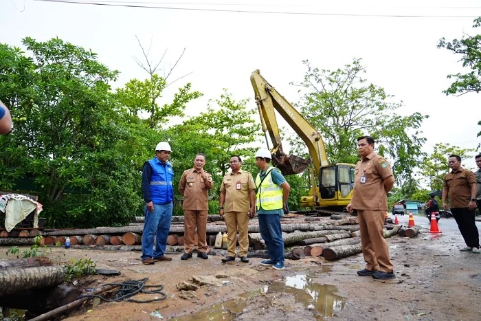 TINJAU - Gubernur Ria Norsan saat melakukan peninjauan pembangunan kembali jembatan di Sungai Kakap, Selasa (25/11/2025).