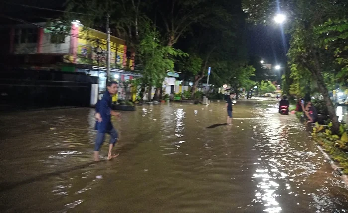 Bajir di jalan Ahmad Yani, Kota Balikpapan. (Dok: KabarKalimantan.id)