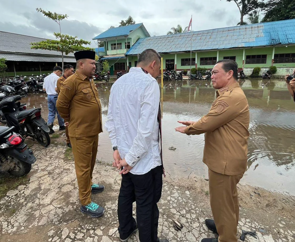 PANTAU - Gubernur Kalbar Ria Norsan bersama Bupati Kabupaten Melawi Dadi Sunarya saat memantau SMKN 1 Melawi, Selasa (24/2/2026)