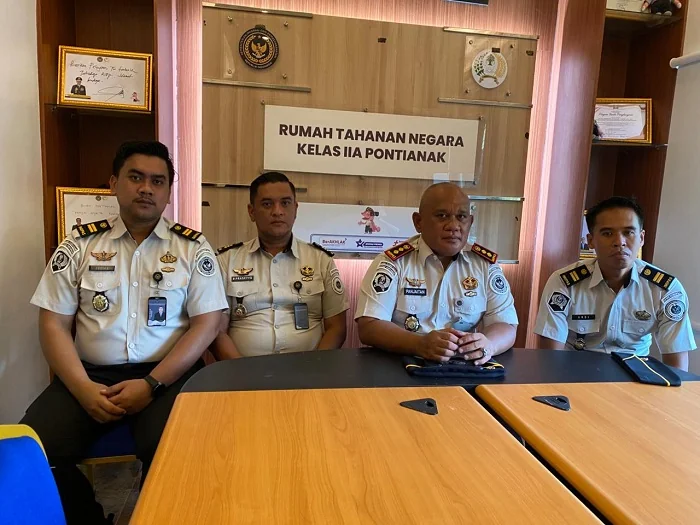 WAWANCARA - Kepala Rutan Kelas IIA Pontianak, Timbul A. Panjaitan saat memberikan keterangan pers dalam sebuah wawancara.