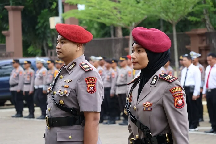UPACARA - Kasat Reskrim Polresta Pontianak, AKP Happy Margowati Suyono (kanan) pada Upacara Serah terima jabatan di Mapolresta Pontianak, Selasa 17 Maret 2026.