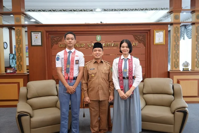 PASKIBRA - Wirza dan Seli saat befoto bersama dengan Guburnur Kalimantan Barat Ria Norsan Senin (13/7/2026) Kedua pelajar tersebut akan mewakili Kalimantan Barat pada pemusatan pendidikan dan pelatihan Paskibraka di Jakarta