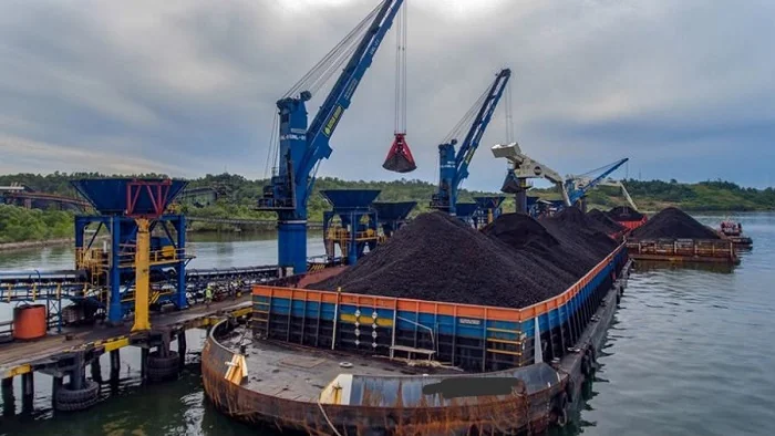 Ilustrasi Aktivitas Bongkar Muat di Terminal Khusus