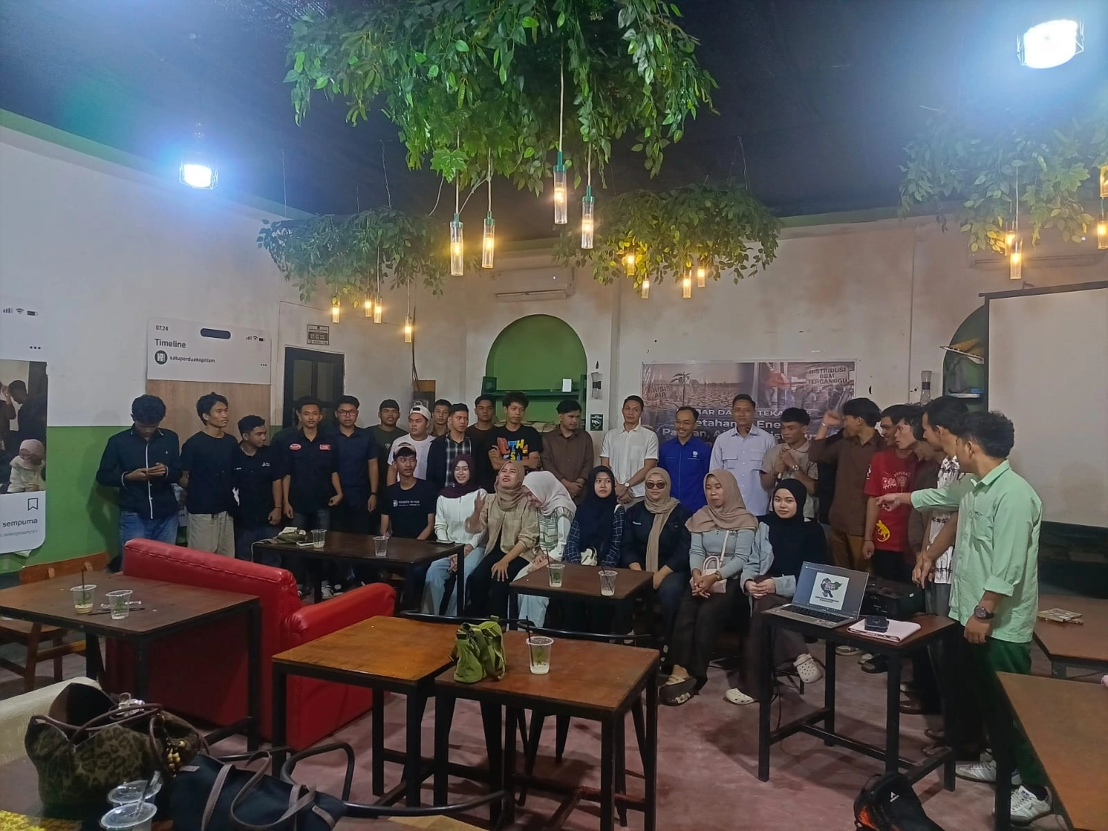 Foto bersama pada Kegiatan Dialog Interaktif bertajuk “Kalbar dalam Tekanan: Ketahanan Energi, Pangan, Air, dan Distribusi di Tengah Krisis Iklim” yang digelar Jaga Kalbar bersama lintas sektor di Coffe Shop 1/2 Jl. Sepakat II Pontianak, Senin (12/10/26)/