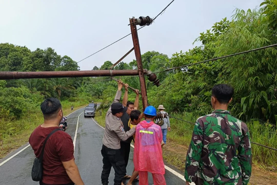 Longsor Putuskan Akses: Dua Tiang Listrik Tumbang di Poros Nanga Mahap, Sinergi TNI-Polri dan PLN Tangani Cepat. (FOTO: HUMAS POLRES)