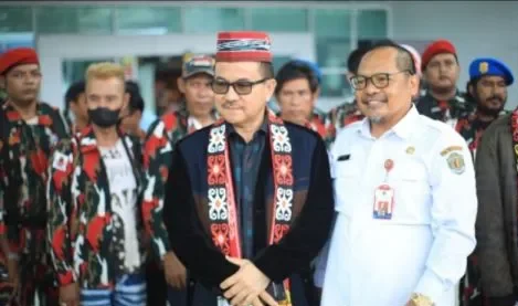 Kepala Dinas Kesehatan (Dinkes) Kaltim, dr. Jaya Mualimin saat menyambut kedatangan Sekretaris Daerah Provinsi Sulawesi Selatan (Sulsel), Jufri Rahman di Balikpapan. (Diskominfo Kaltim)