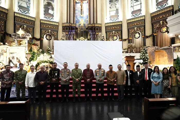NATAL - Sekretaris Daerah Provinsi Kalimantan Barat (Kalbar) dr. Harisson, M.Kes. hadir pada  Perayaan Natal Nasional Tahun 2025 secara daring di Gereja Katedral Santo Yosef, Jalan Pattimura, Kota Pontianak, Senin (5/1/2026).
