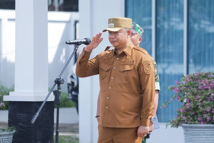UPACARA - Bupati Ketapang Alexander Wilyo saat melakukan penghormatan pada sesi upacara di Kabupaten Ketapang.