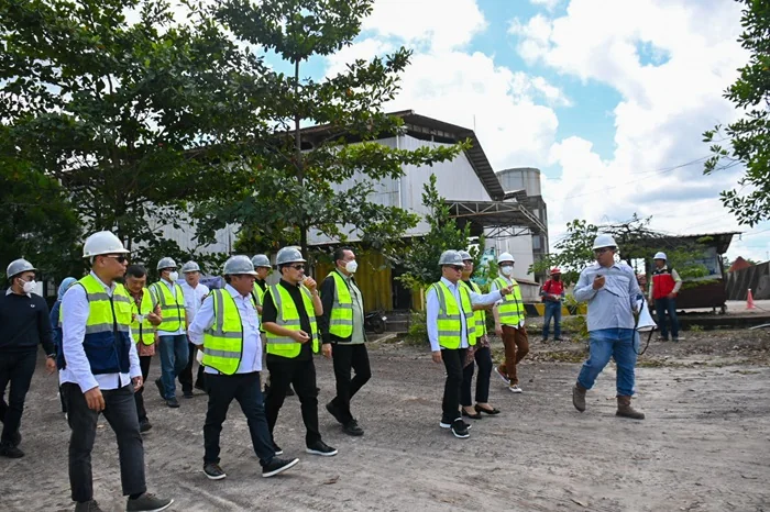 Ketua Tim Kunsfik Komisi VII, Mukhtarudin bersama tim meninjau produksi barang mineral di PT KPC, Kotawaringin Barat, Kalimantan Tengah, Kamis (7/7/2024). Foto: Ridwan/vel.