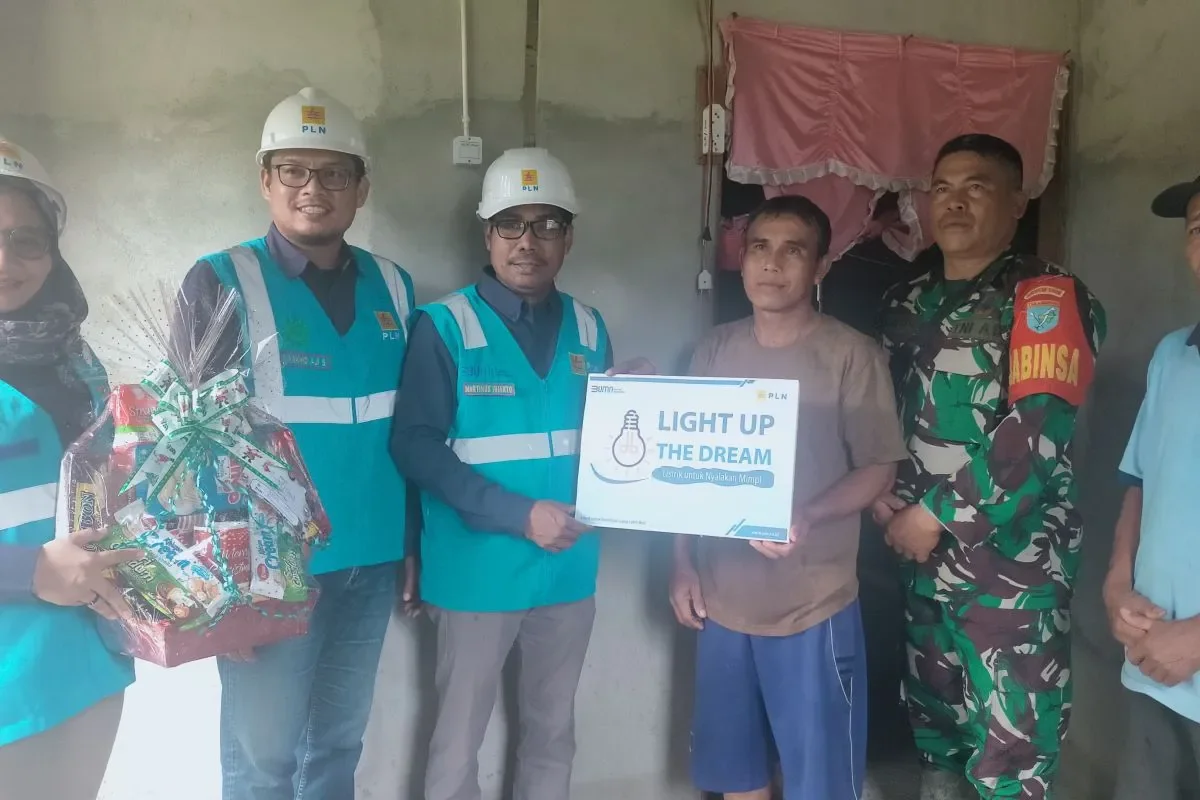 Warga kurang mampu dapat bantuan pemasangan jaringan listrik gratis dari PLN UP3 Singkawang (ANTARA)