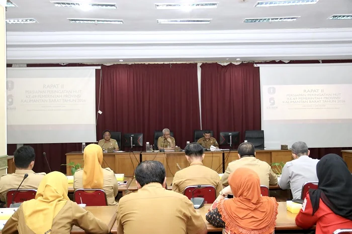 RAPAT - Sekda Provinsi Kalbar Harisson saat memimpin rapat koordinasi rapat persiapan peringatan Hari Ulang Tahun (HUT) ke-69 Pemerintah Provinsi Kalimantan Barat Tahun 2026 di Ruang Tengkawang, Kantor Gubernur Kalbar, Selasa (13/1/2026)
