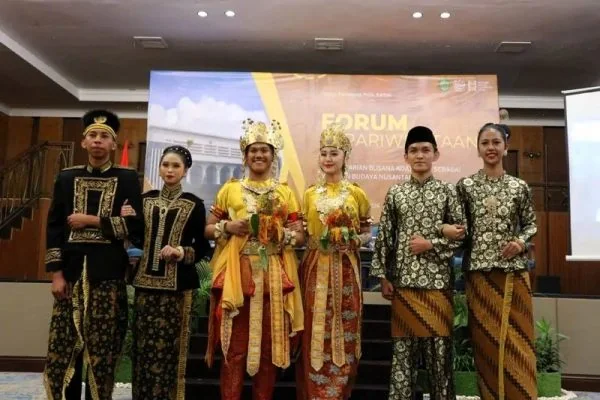 Jenis Baju Adat Kalimantan.