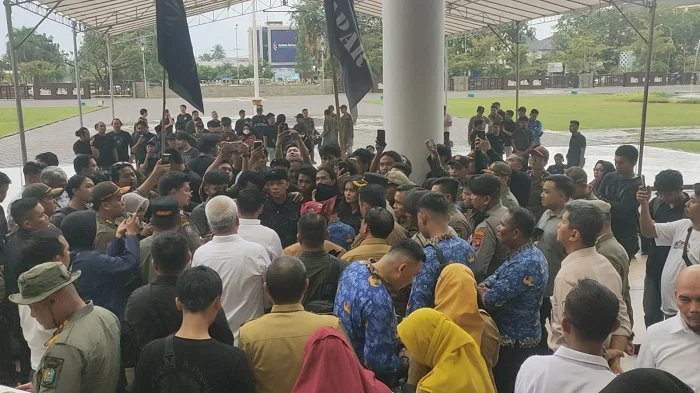 AKSI - Sejumlah anggota Federasi Organisasi Mahasiswa Daerah Se-Kalimantan Barat (FOMDA Kalbar) saat menggelar aksi di Kantor Gubernur Kalbar, Senin, (27/04/2026).